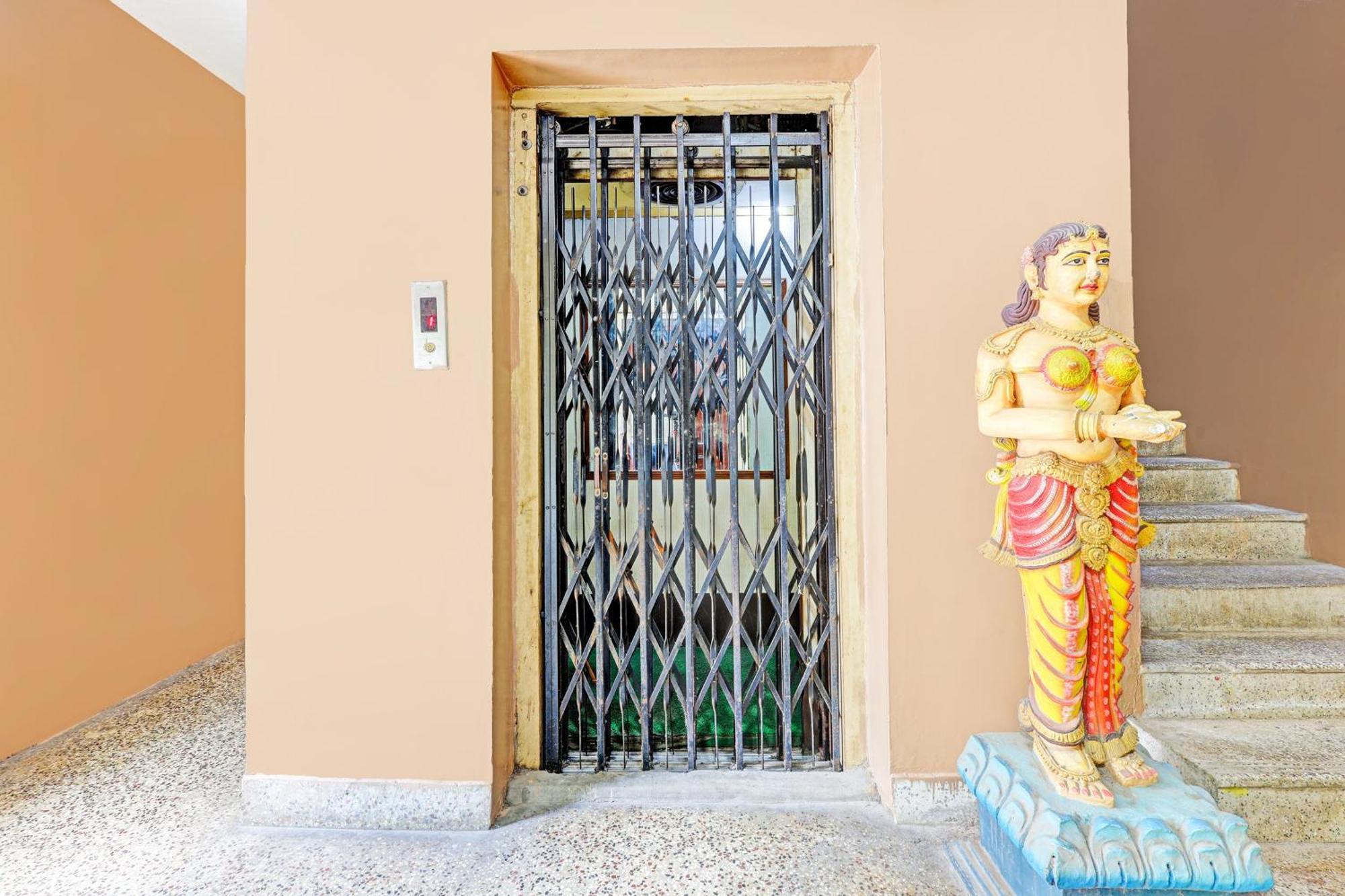 Super Hotel O Besant Road Vijayawāda Exterior photo